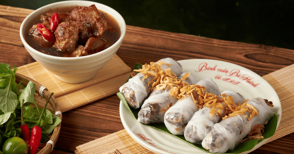 Bánh cuốn Bà Hoành với nhân thịt đẫm, ăn kèm rau sống và nước chấm chua ngọt ngon cuốn lưỡi (Nguồn: Bánh Cuốn Bà Hoành - 66 Tô Hiến Thành)